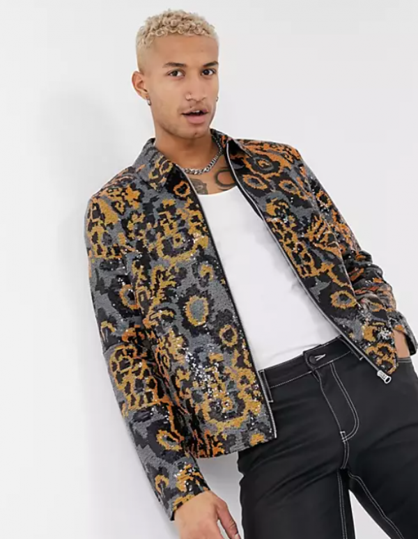 Jaket dengan motif animal print